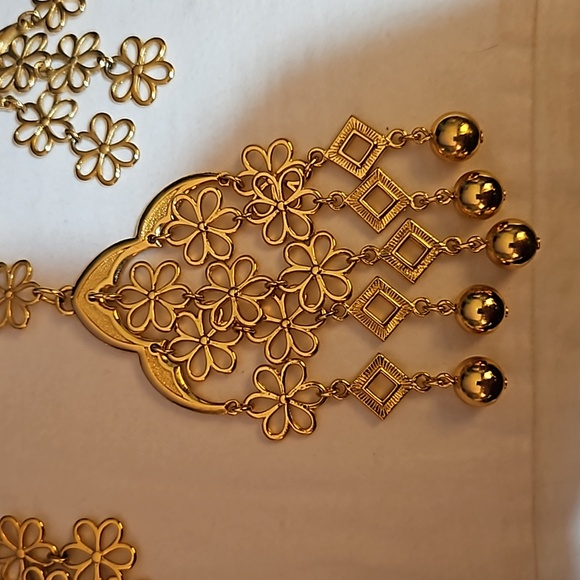 Vintage trifari necklace and earrings set. - Picture 3 of 7